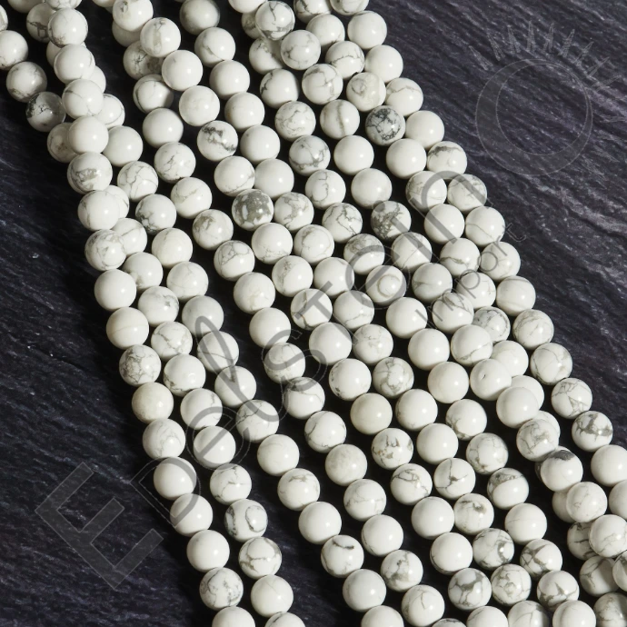 Fils de perles en Howlite